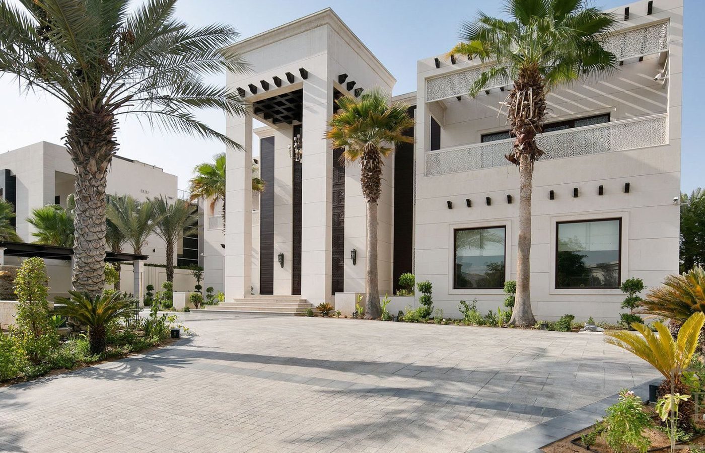 Visualisation of a super-prime villa with palms in the foreground
