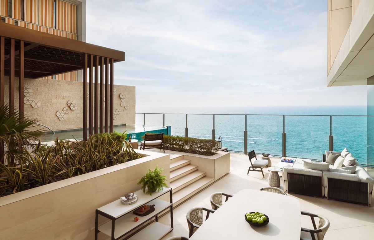 Visualisation of a shaded terrace and pool with a sea view